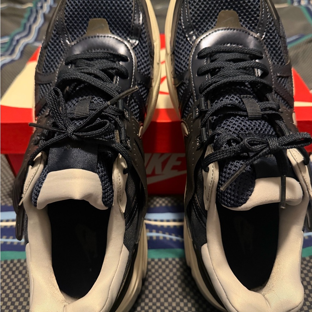 Nike Men’s Navy and Light Gray Athletic Sneakers - Picture 5 of 7